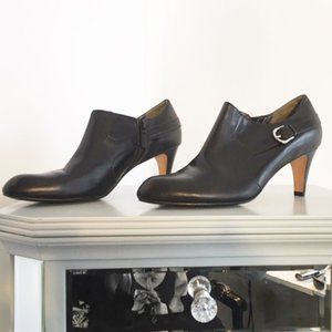 COLE HAAN zip shooties size 9B